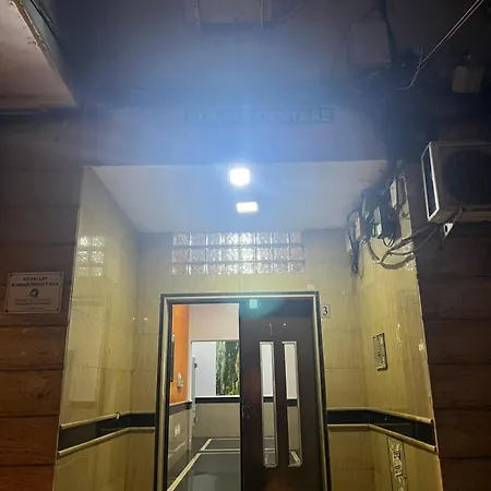 Urban Elderwood Haven דירה